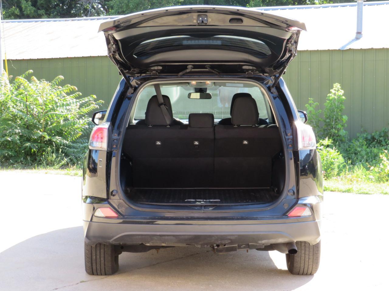 Toyota RAV4 LE FWD 2017