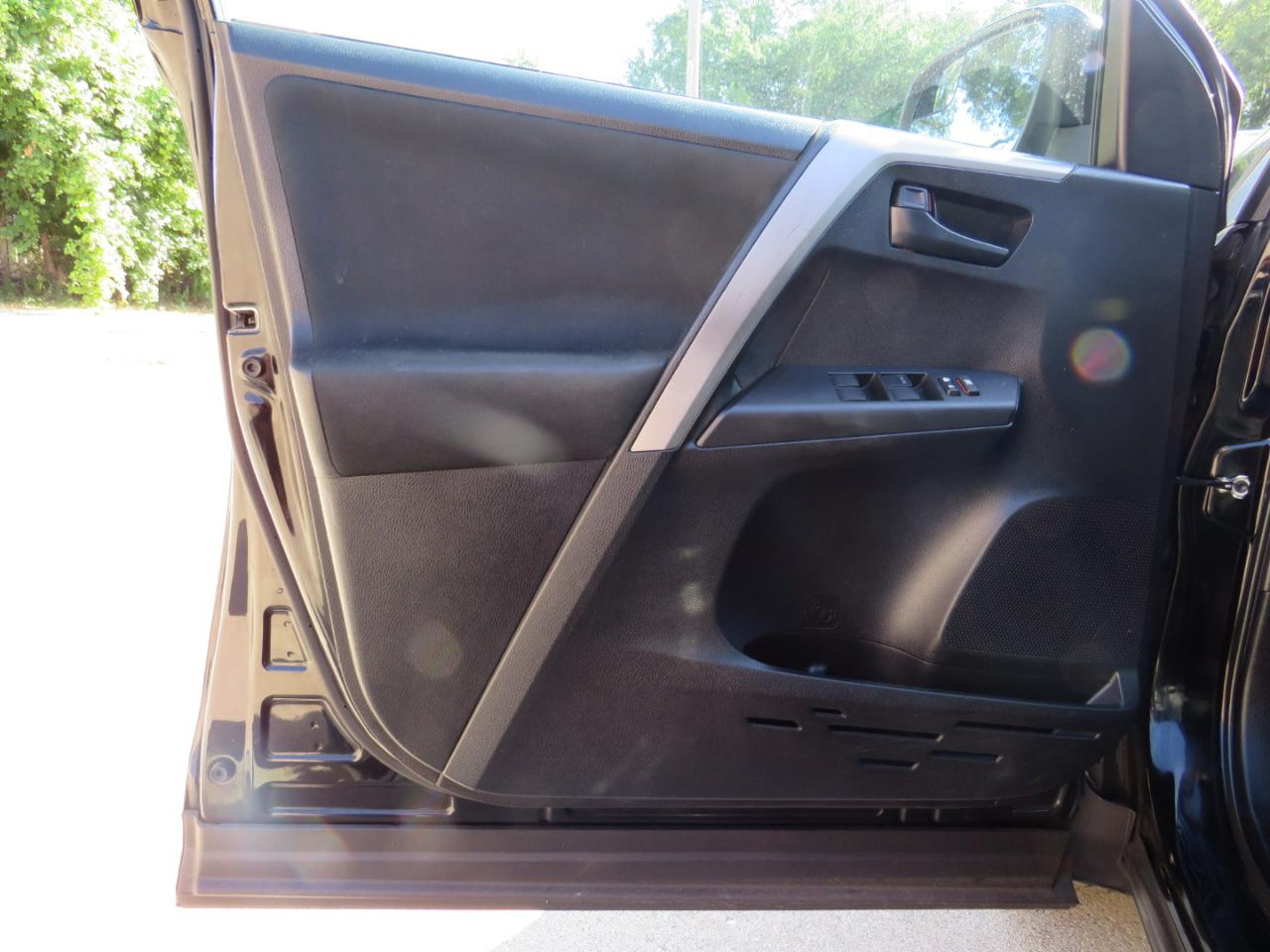 Toyota RAV4 LE FWD 2017
