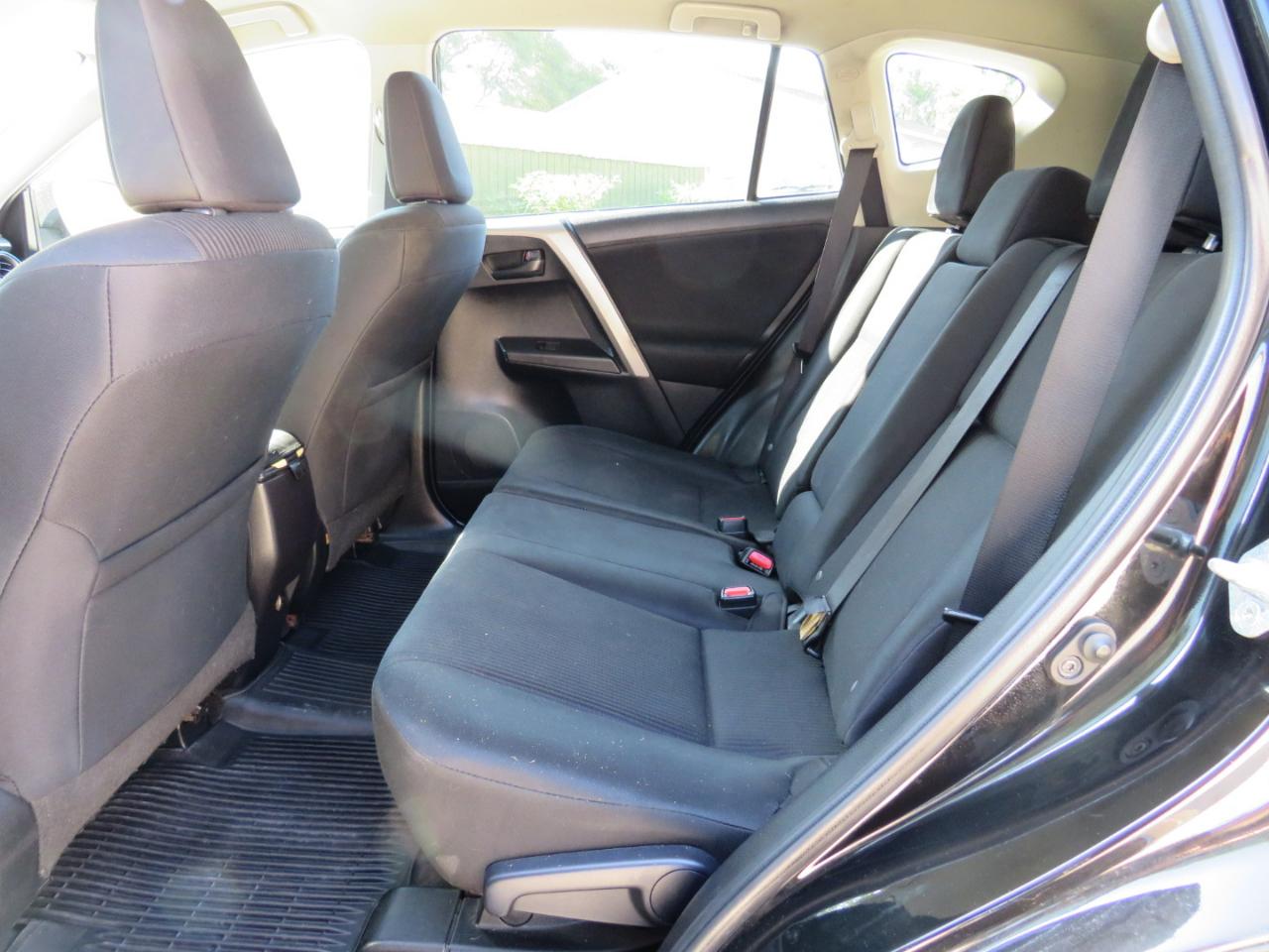 Toyota RAV4 LE FWD 2017