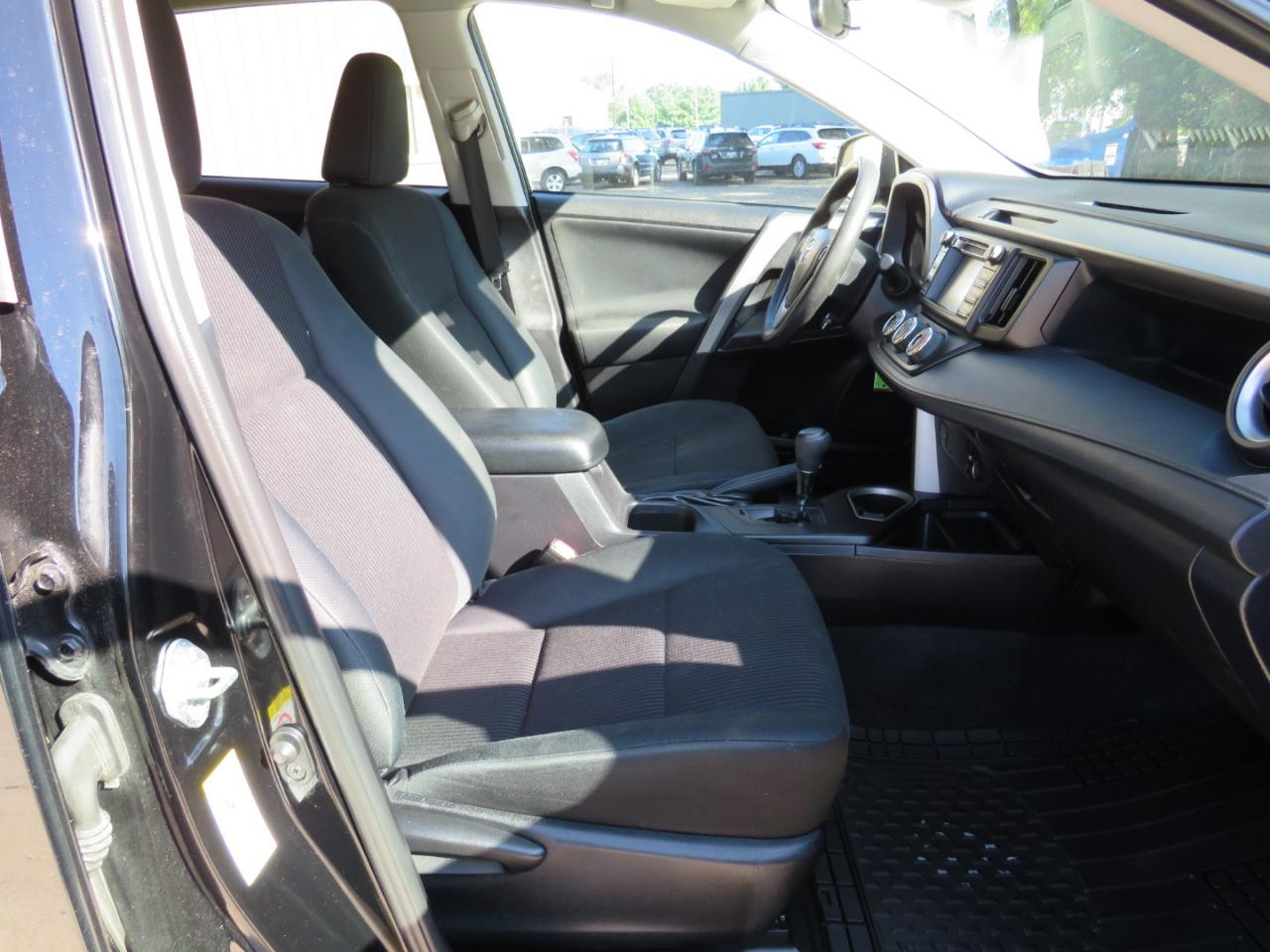 Toyota RAV4 LE FWD 2017