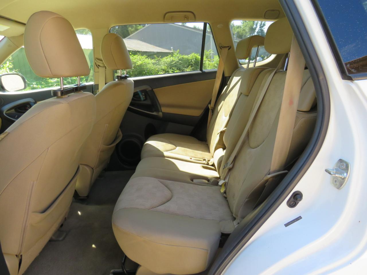 Toyota RAV4 Base I4 4WD 2011