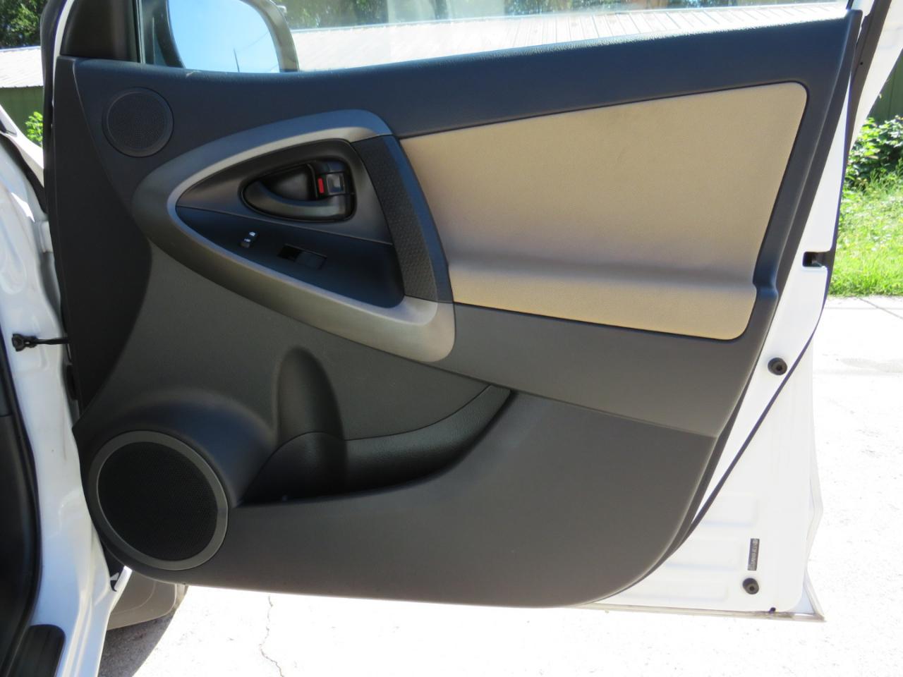 Toyota RAV4 Base I4 4WD 2011