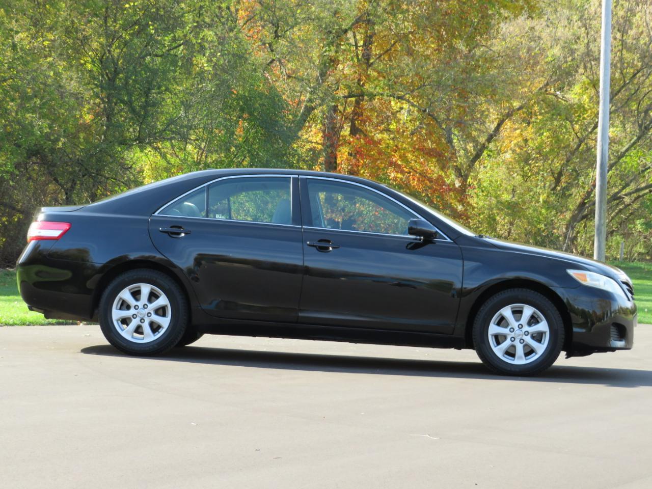 Toyota Camry Base 6-Spd AT 2011