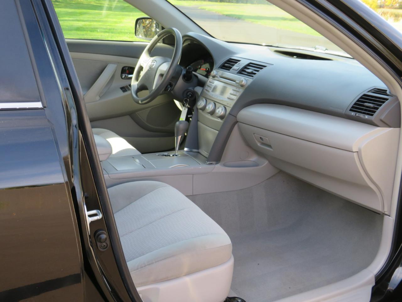 Toyota Camry Base 6-Spd AT 2011