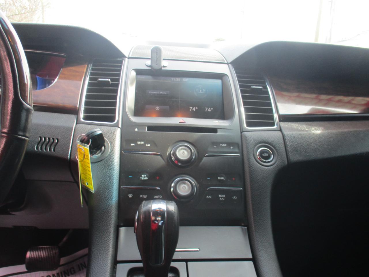 Ford Taurus Limited FWD 2013