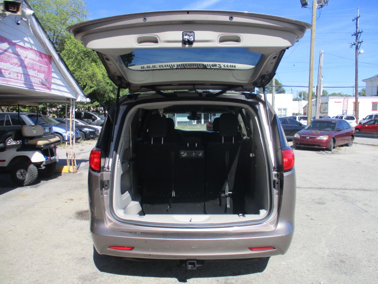 Chrysler Pacifica LX 2017
