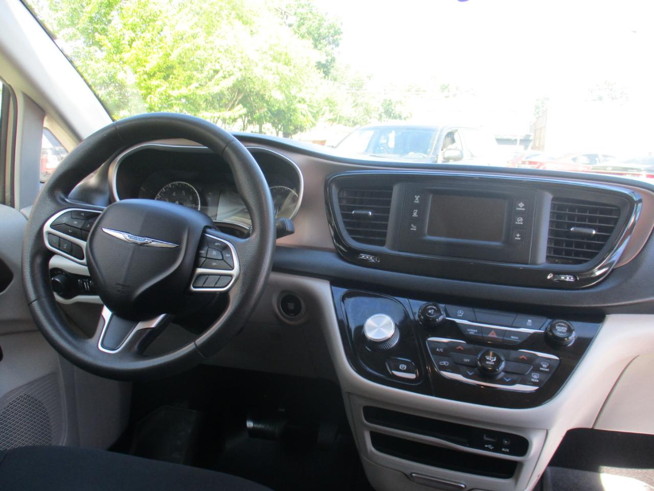 Chrysler Pacifica LX 2017