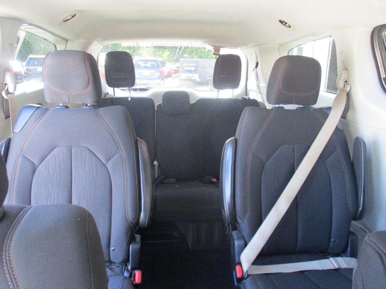 Chrysler Pacifica LX 2017