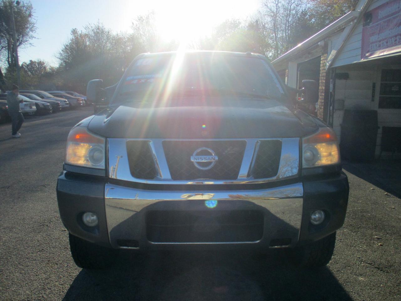 Nissan Titan XE Crew Cab 4WD SWB 2010