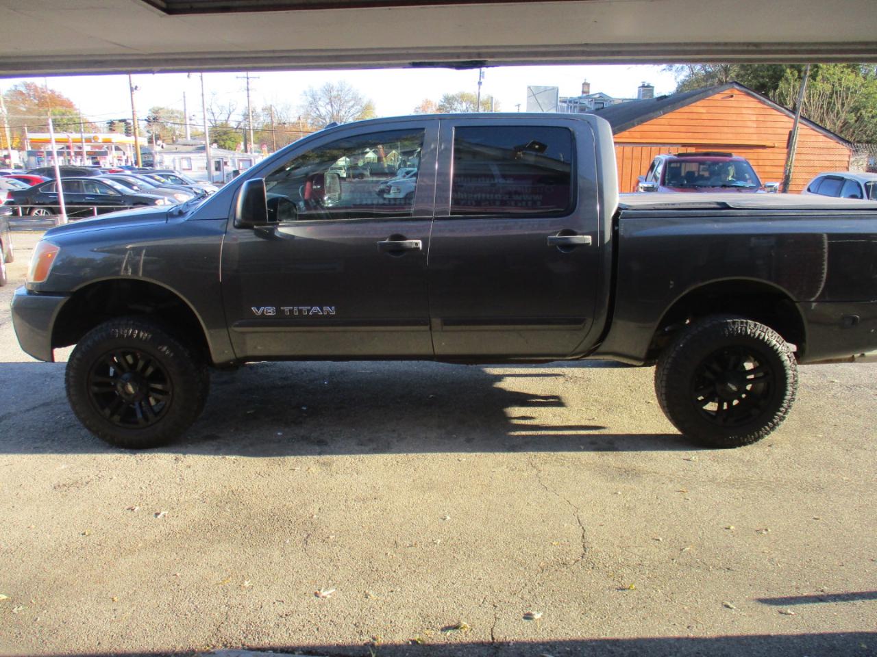 Nissan Titan XE Crew Cab 4WD SWB 2010
