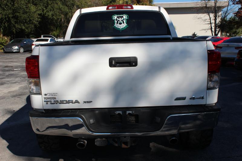 Toyota Tundra Tundra-Grade CrewMax 5.7L FFV 4WD 2011
