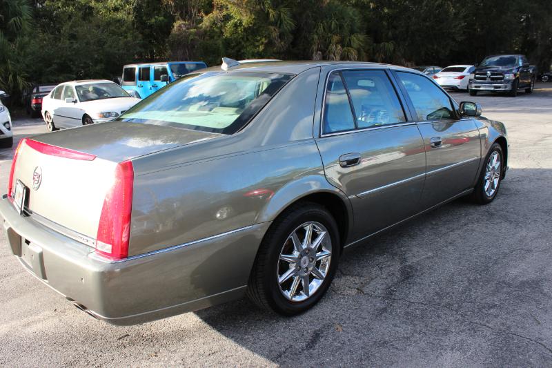 Cadillac DTS Luxury 2011