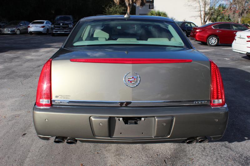 Cadillac DTS Luxury 2011