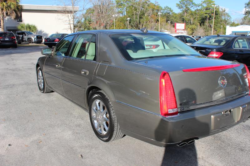 Cadillac DTS Luxury 2011