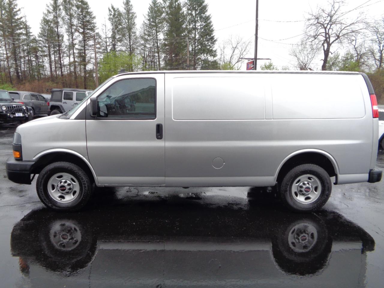 GMC Savana Cargo Van RWD 2500 135" 2020
