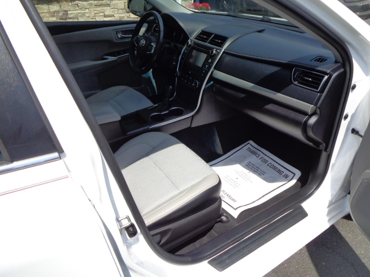 Toyota Camry XLE Auto (Natl) 2017