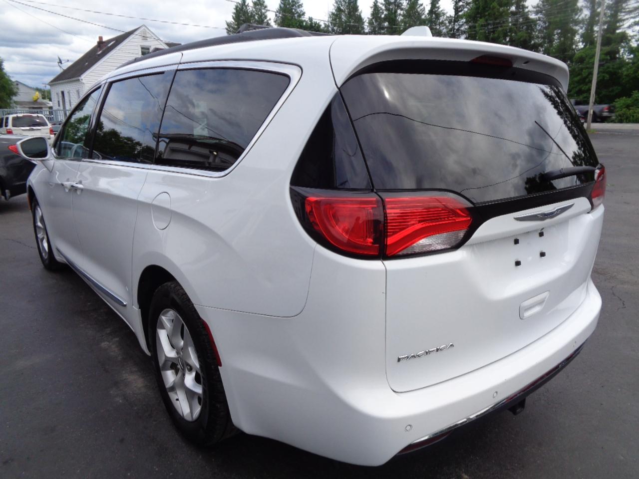 Chrysler Pacifica Touring-L FWD 2017