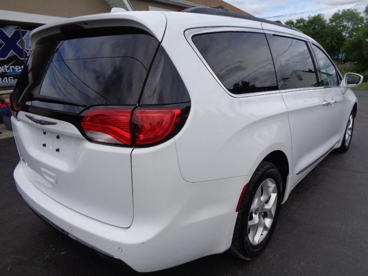 Chrysler Pacifica Touring-L FWD 2017