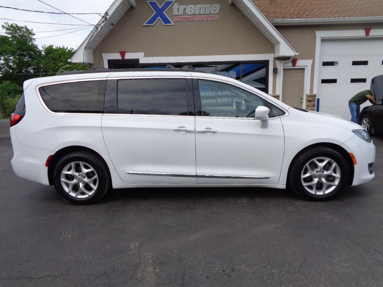 Chrysler Pacifica Touring-L FWD 2017