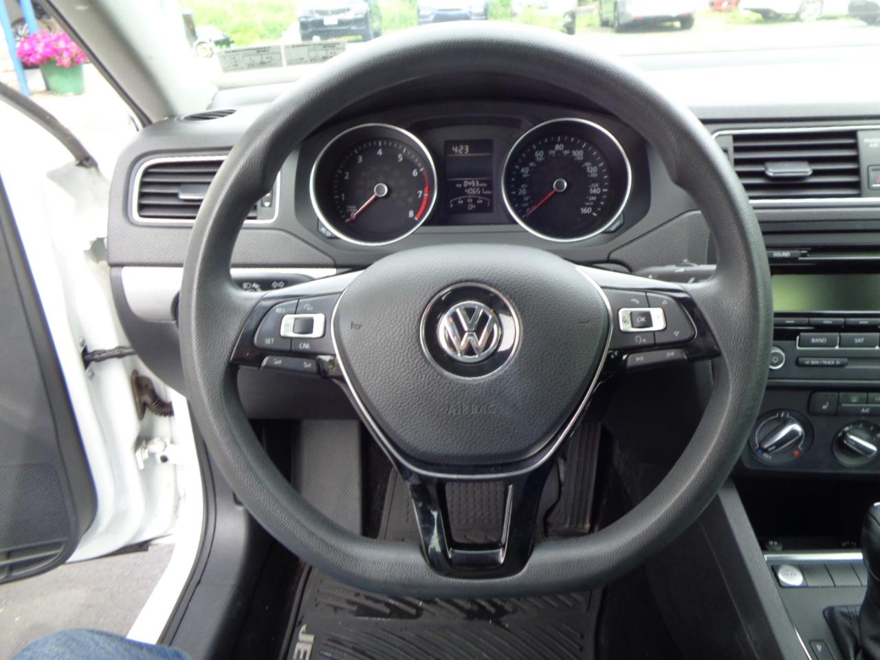 Volkswagen Jetta Sedan 4dr Auto 1.8T SE PZEV 2015