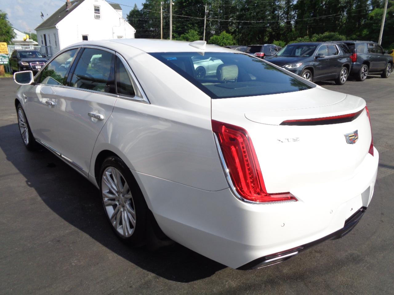 Cadillac XTS 4dr Sdn Luxury FWD 2018
