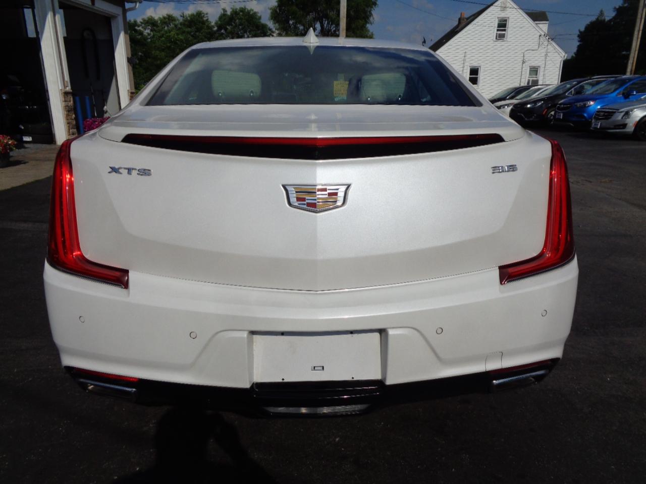 Cadillac XTS 4dr Sdn Luxury FWD 2018