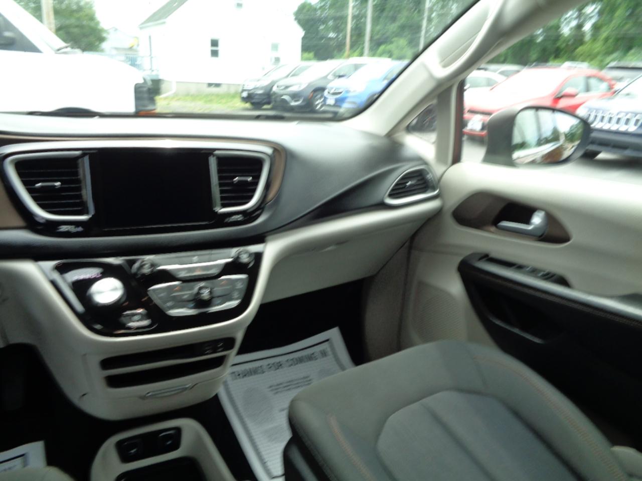 Chrysler Pacifica Touring FWD 2017