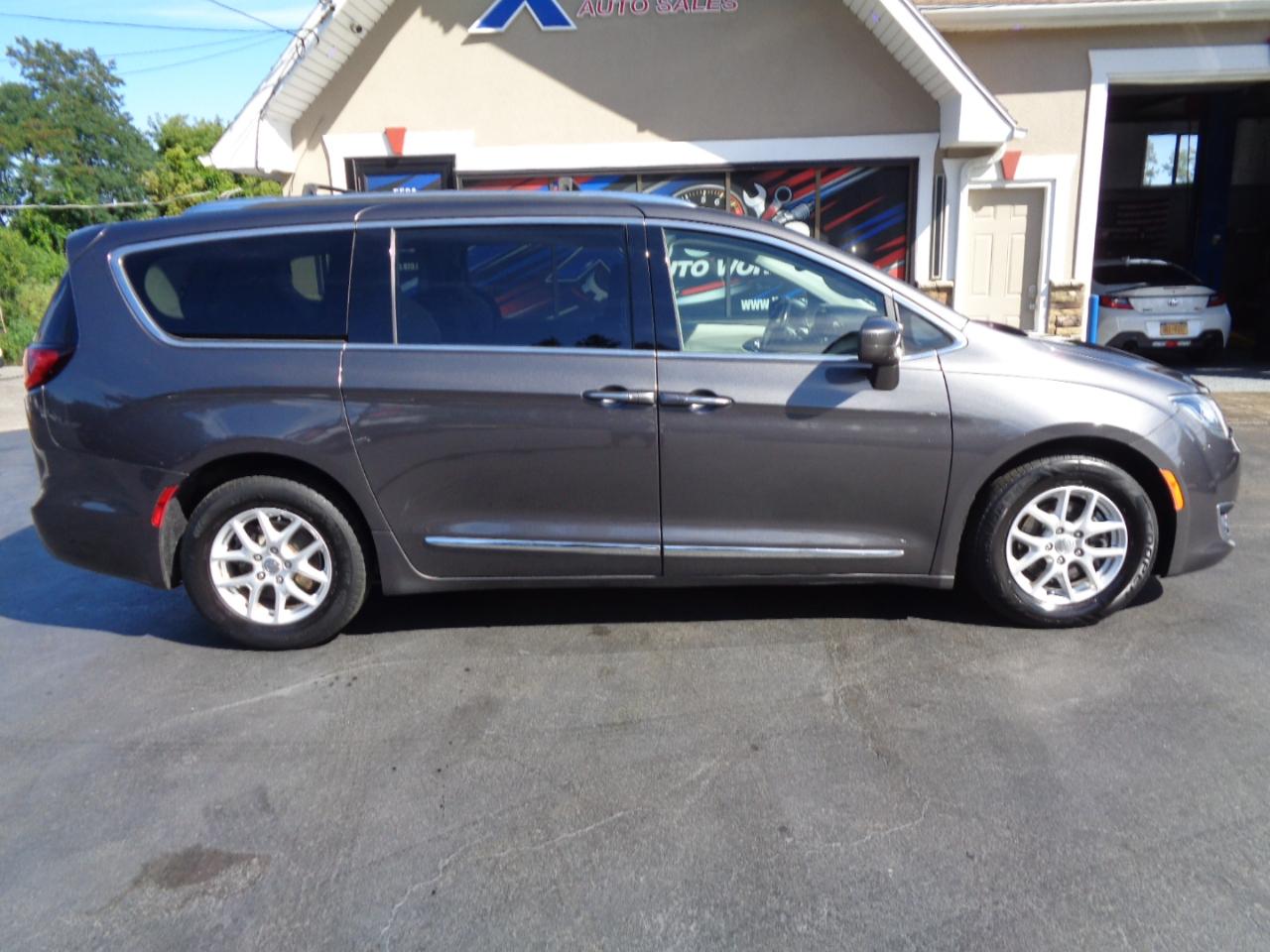 Chrysler Pacifica Touring L FWD 2020