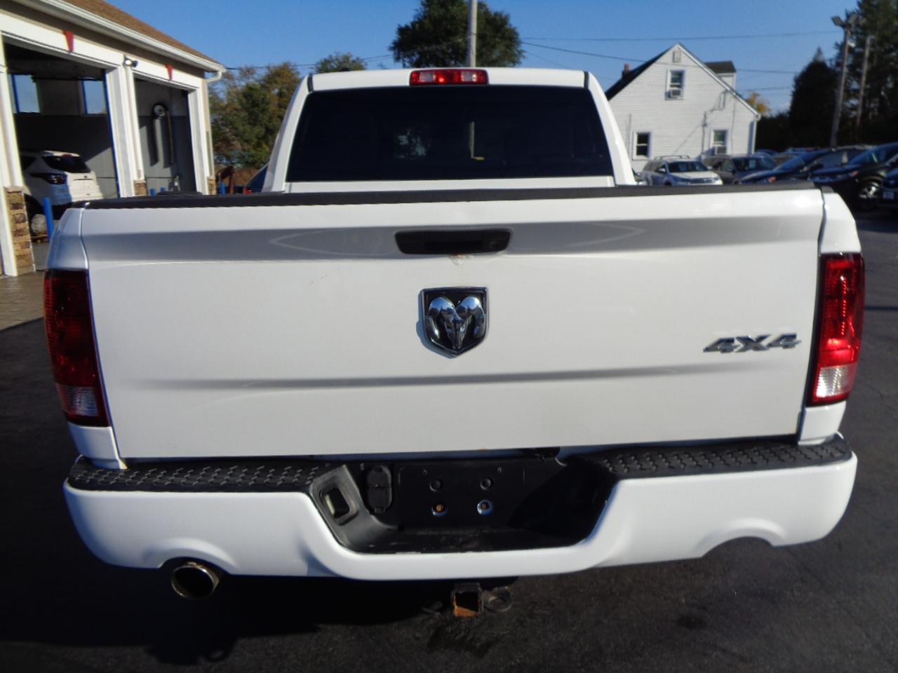 RAM 1500 4WD Crew Cab 140.5" Express 2014
