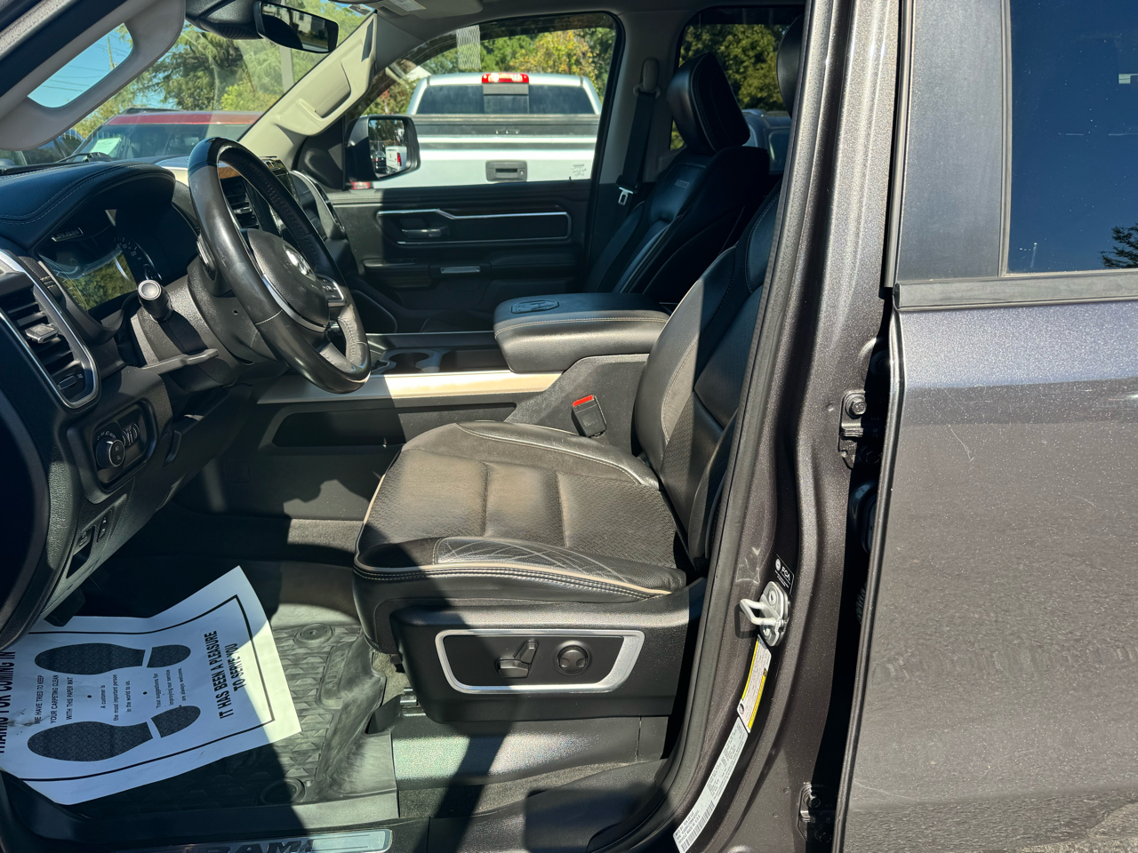 RAM 1500 Laramie 4x4 Crew Cab 5'7" Box 2022 RAM 1500 Laramie 4x4 Crew Cab 5'7" Box 2022