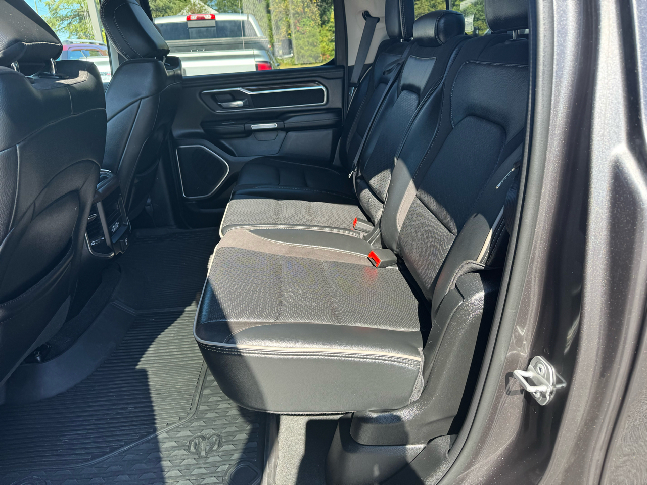 RAM 1500 Laramie 4x4 Crew Cab 5'7" Box 2022 RAM 1500 Laramie 4x4 Crew Cab 5'7" Box 2022