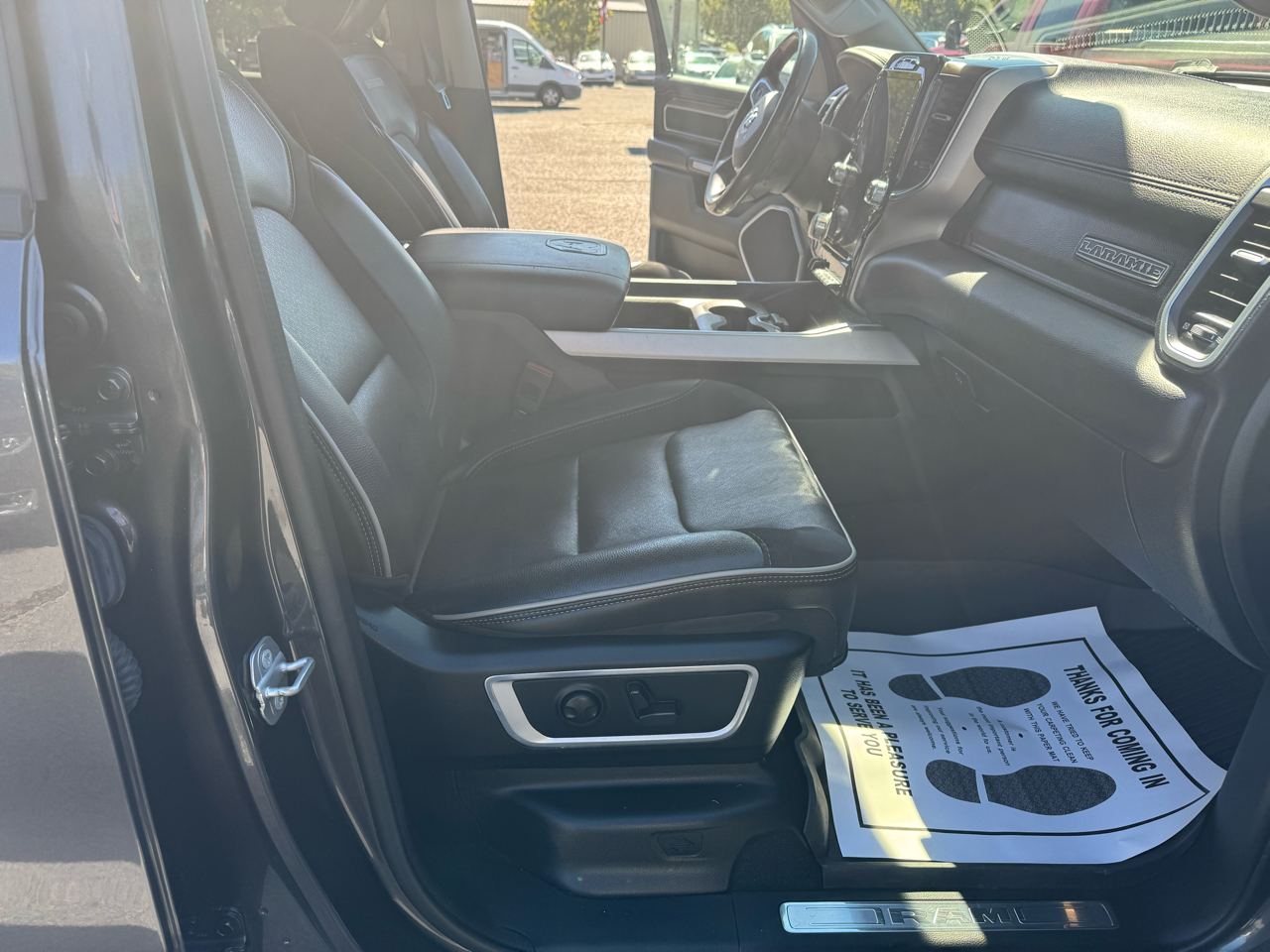 RAM 1500 Laramie 4x4 Crew Cab 5'7" Box 2022 RAM 1500 Laramie 4x4 Crew Cab 5'7" Box 2022