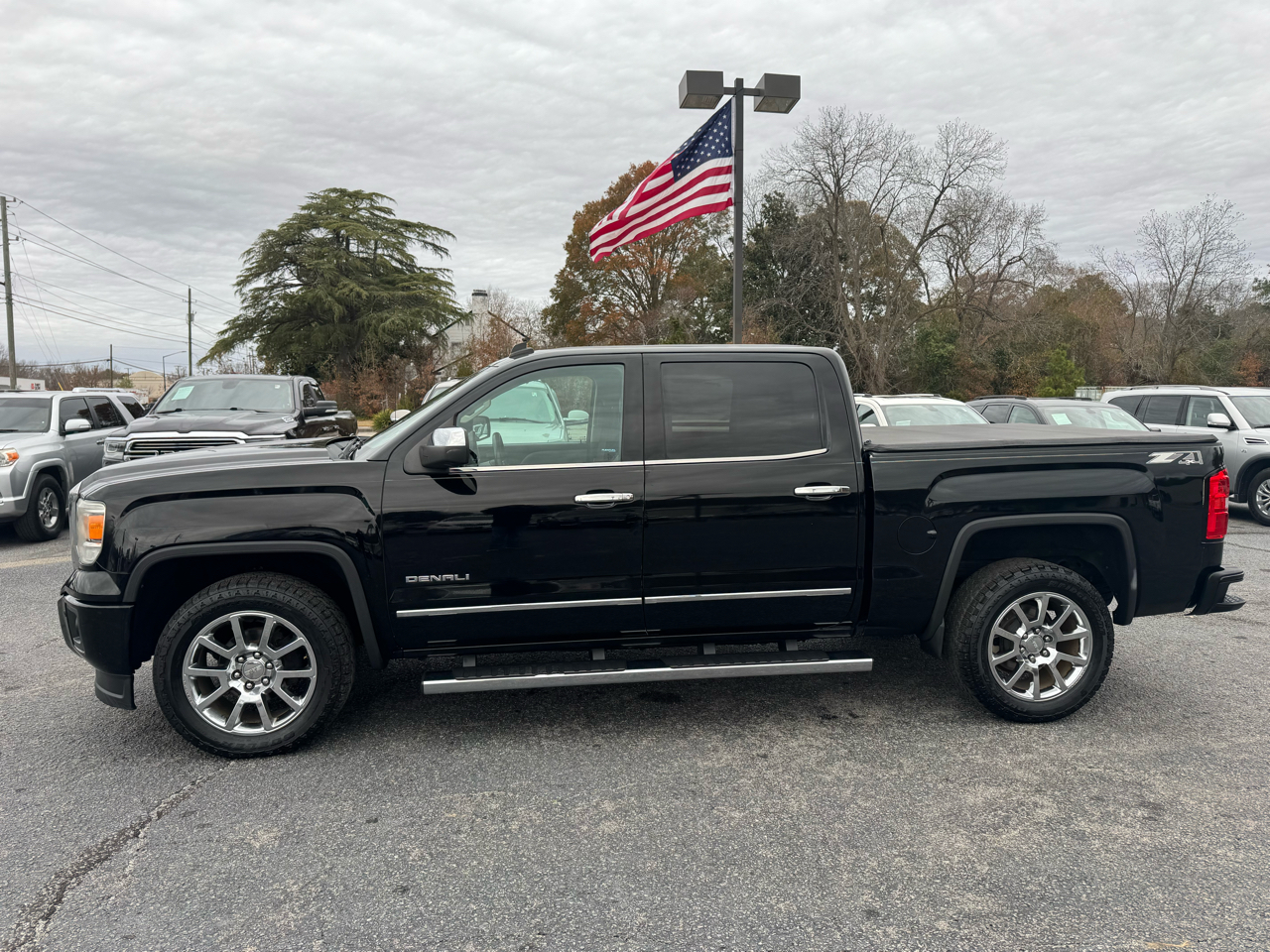GMC Sierra 1500 4WD Crew Cab 143.5" Denali 2014