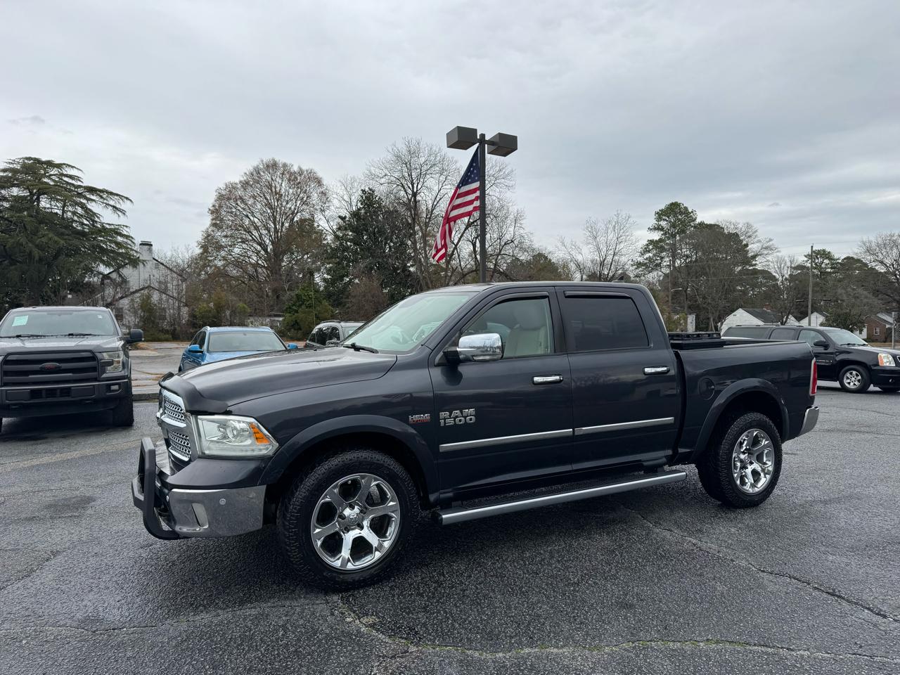 RAM 1500 4WD Crew Cab 140.5" Laramie 2015