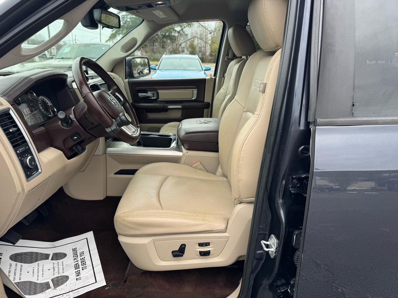 RAM 1500 4WD Crew Cab 140.5" Laramie 2015