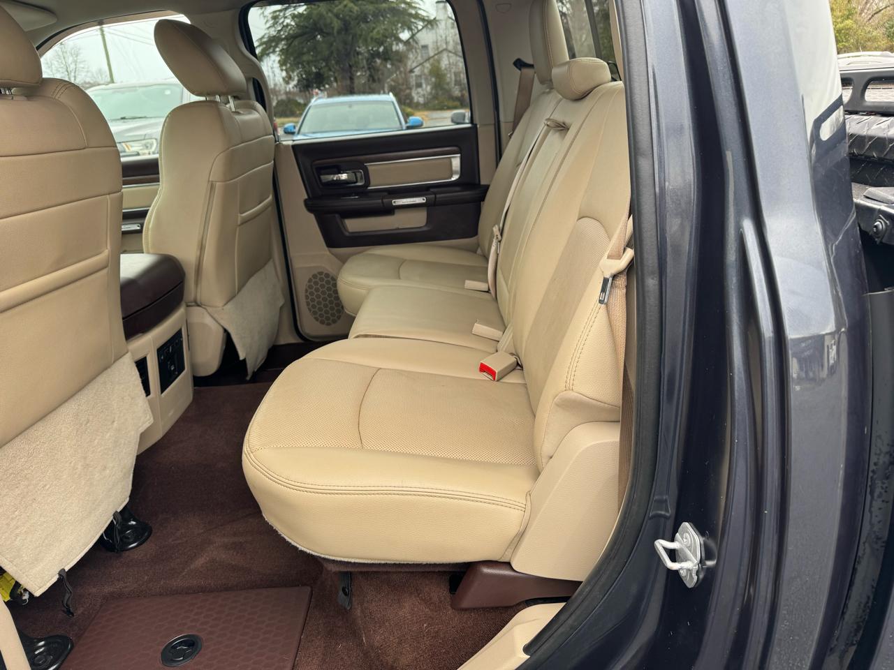 RAM 1500 4WD Crew Cab 140.5" Laramie 2015