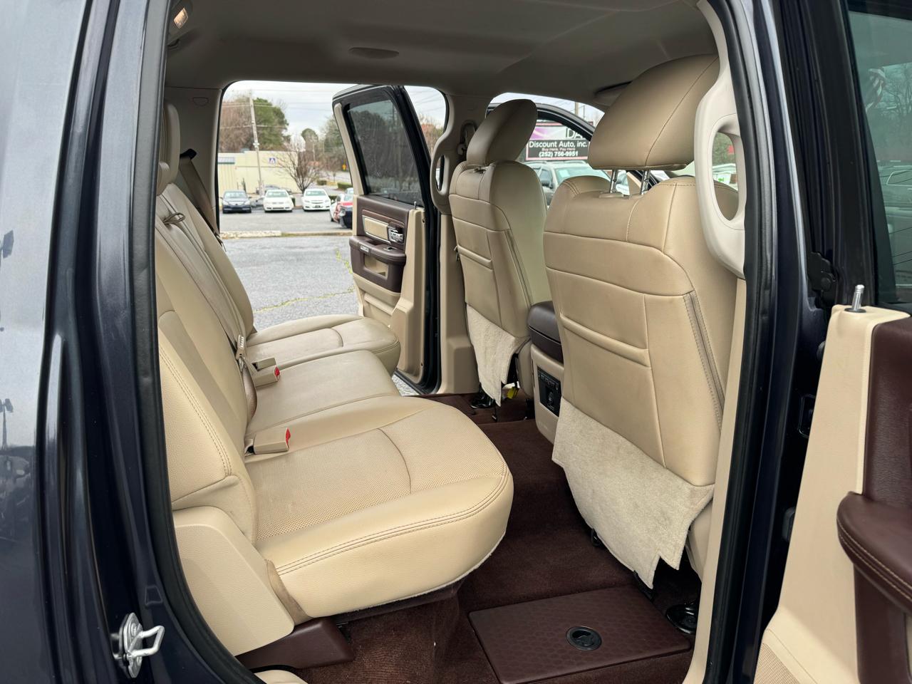 RAM 1500 4WD Crew Cab 140.5" Laramie 2015