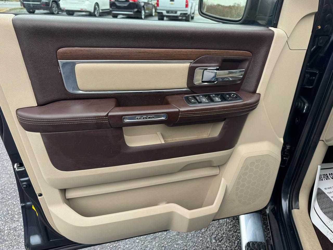 RAM 1500 4WD Crew Cab 140.5" Laramie 2015