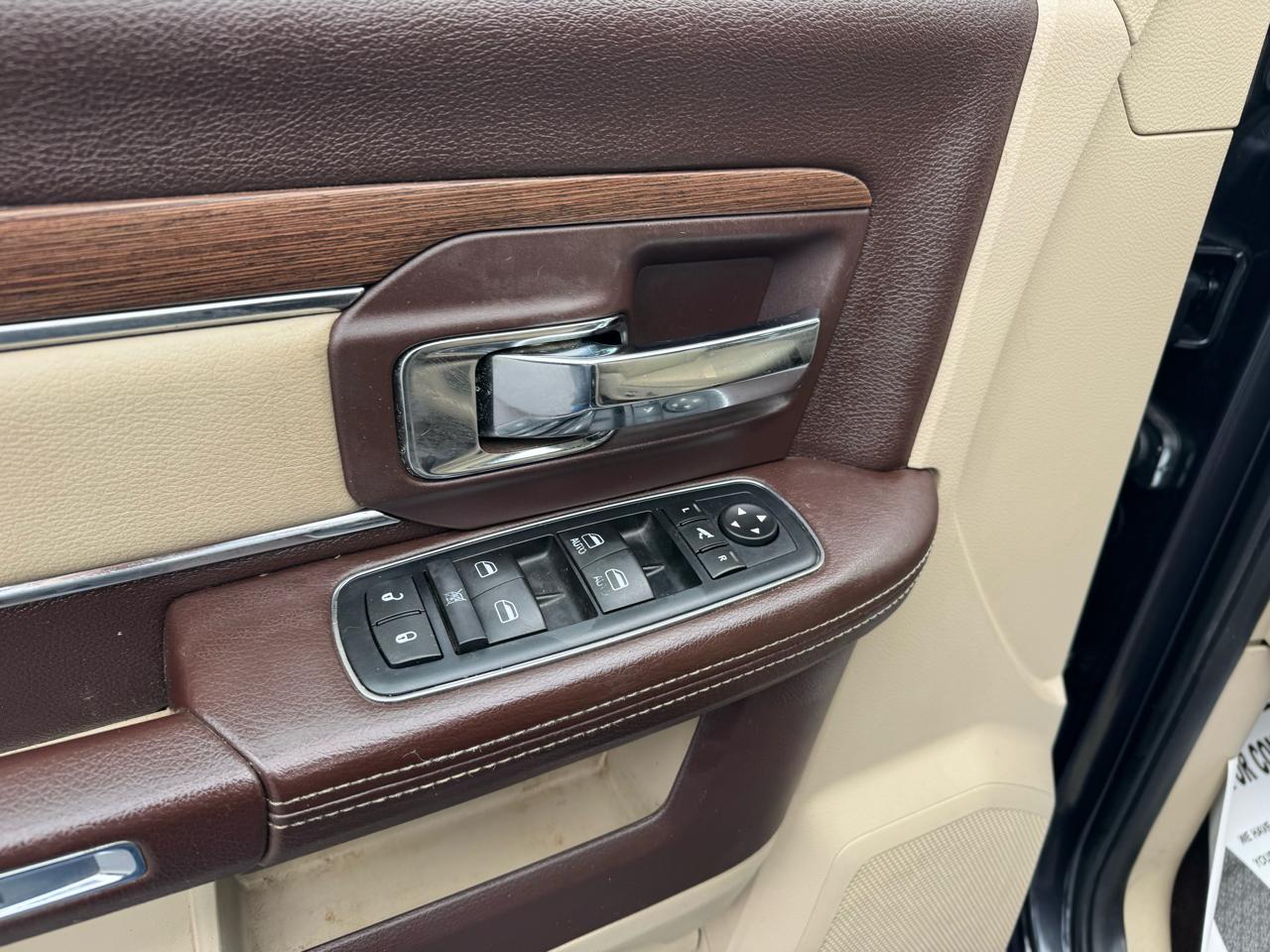 RAM 1500 4WD Crew Cab 140.5" Laramie 2015