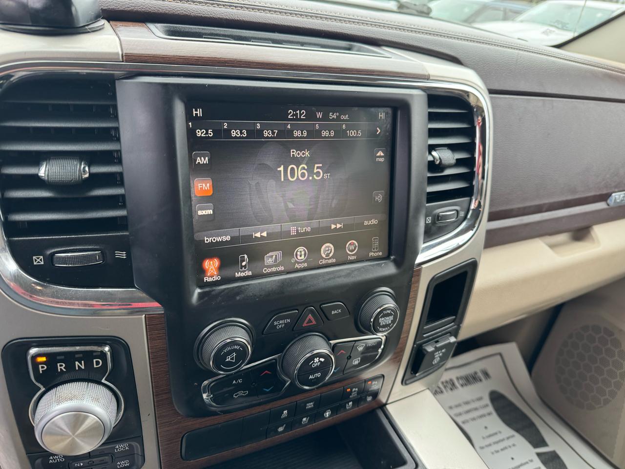 RAM 1500 4WD Crew Cab 140.5" Laramie 2015