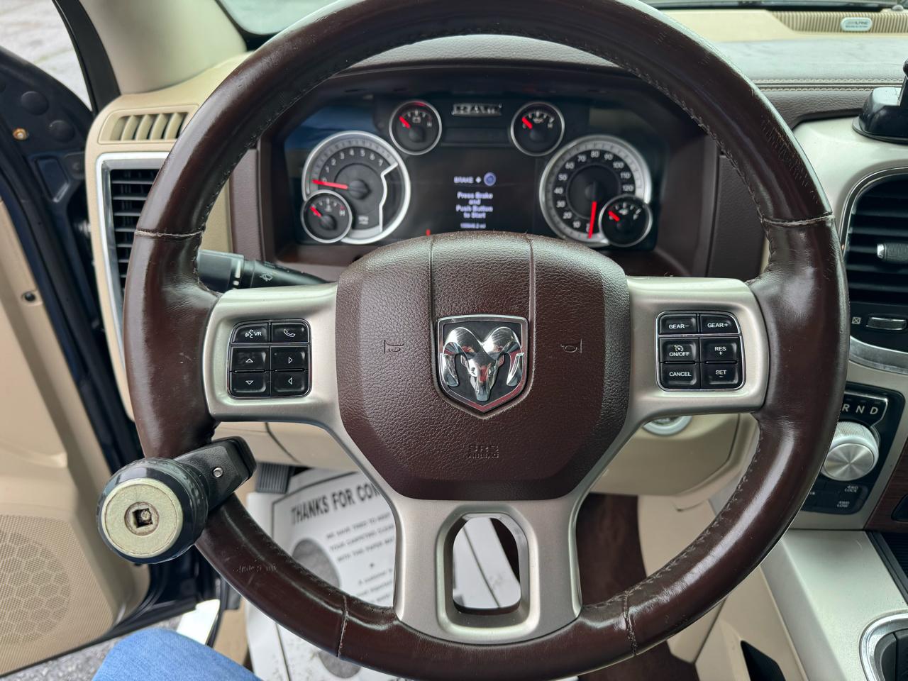 RAM 1500 4WD Crew Cab 140.5" Laramie 2015