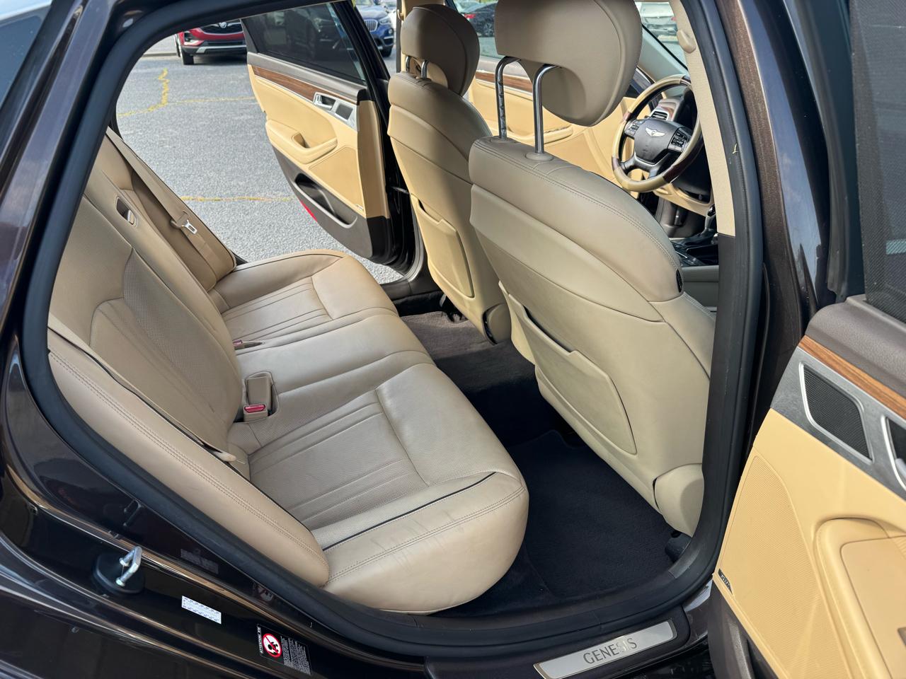 Hyundai Genesis 4dr Sdn V6 3.8L RWD 2015