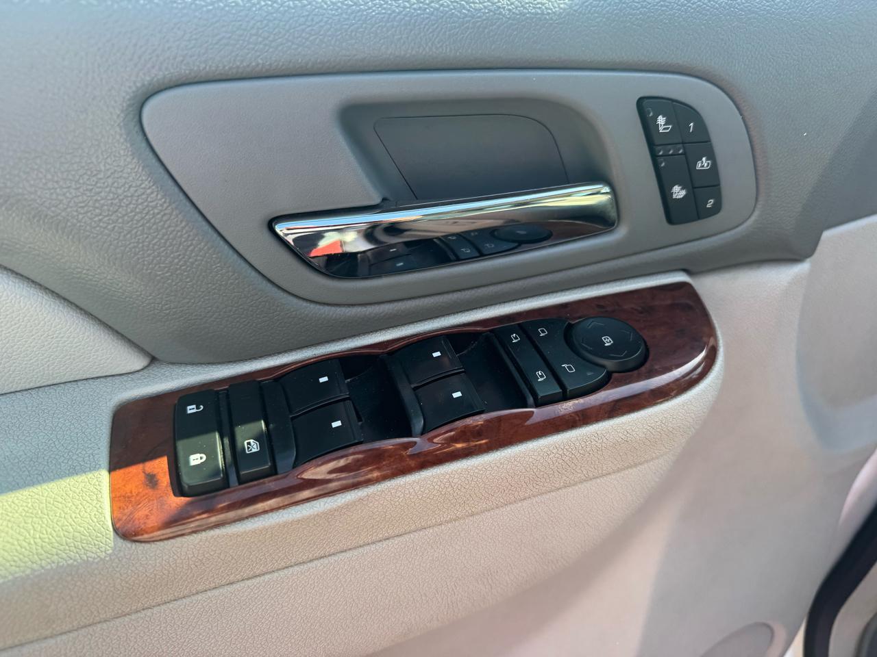 Chevrolet Suburban 2WD 4dr 1500 LT 2012