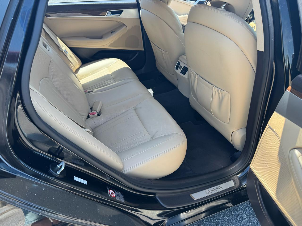 Hyundai Genesis 4dr Sdn V6 3.8L RWD 2016