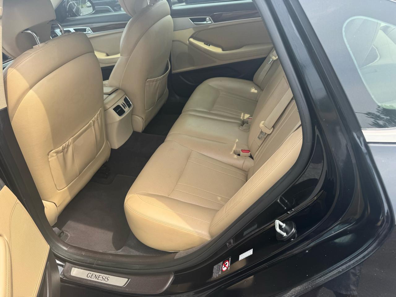 Hyundai Genesis 4dr Sdn V6 3.8L RWD 2016