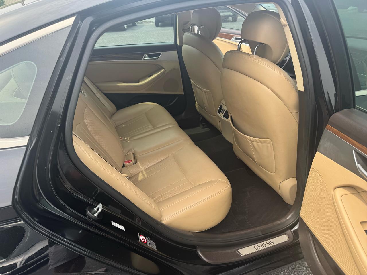 Hyundai Genesis 4dr Sdn V6 3.8L RWD 2016