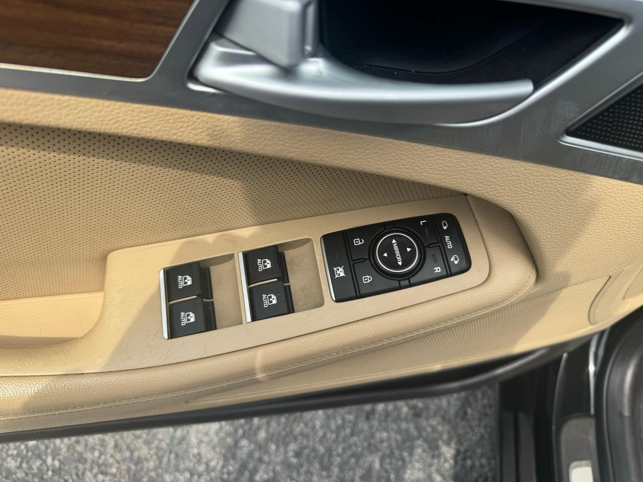 Hyundai Genesis 4dr Sdn V6 3.8L RWD 2016