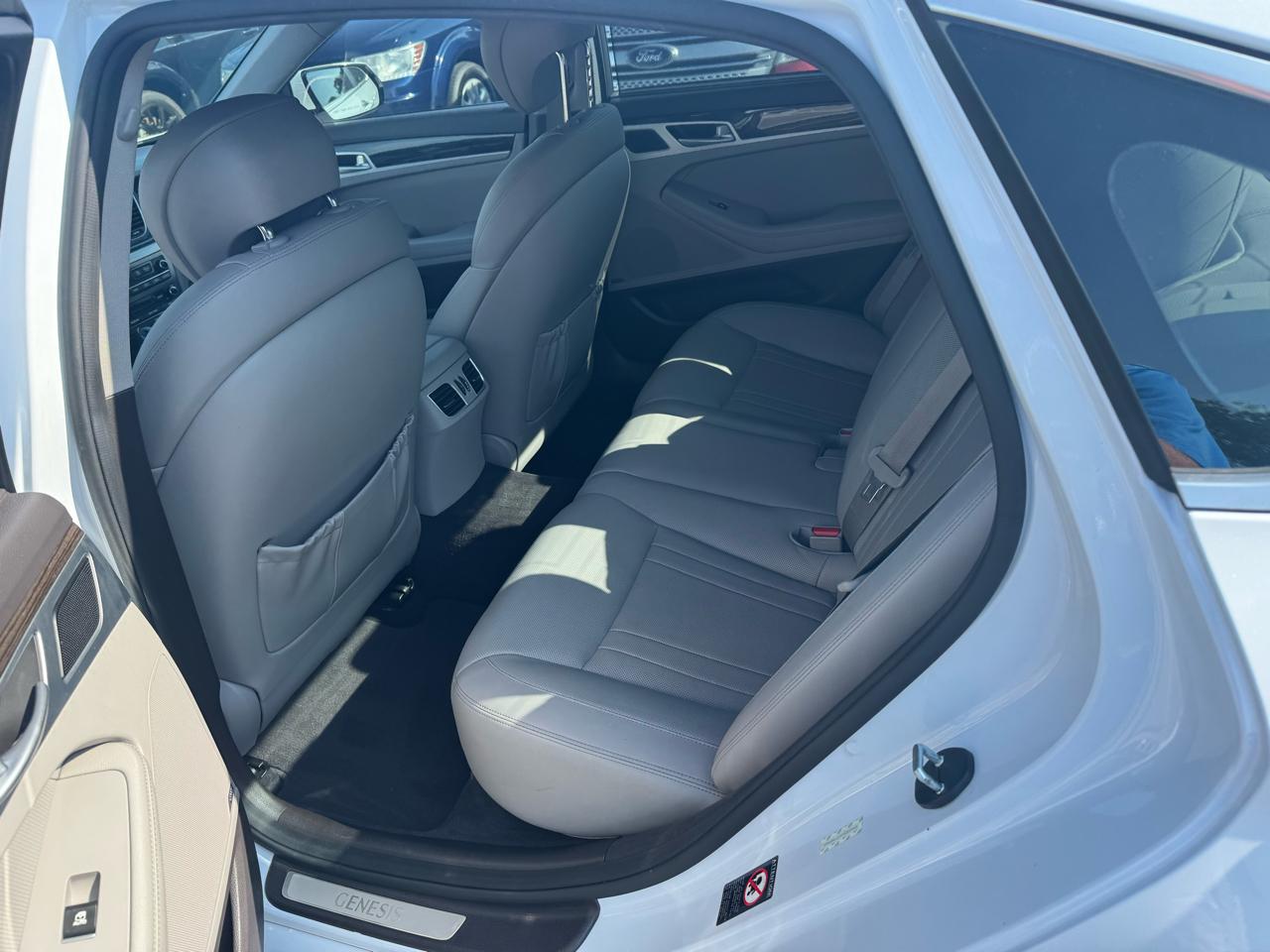 Hyundai Genesis 4dr Sdn V6 3.8L AWD 2015