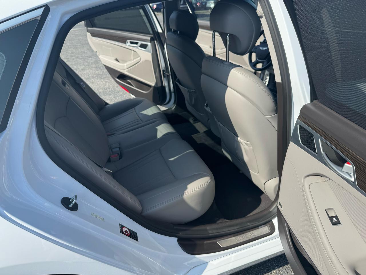 Hyundai Genesis 4dr Sdn V6 3.8L AWD 2015