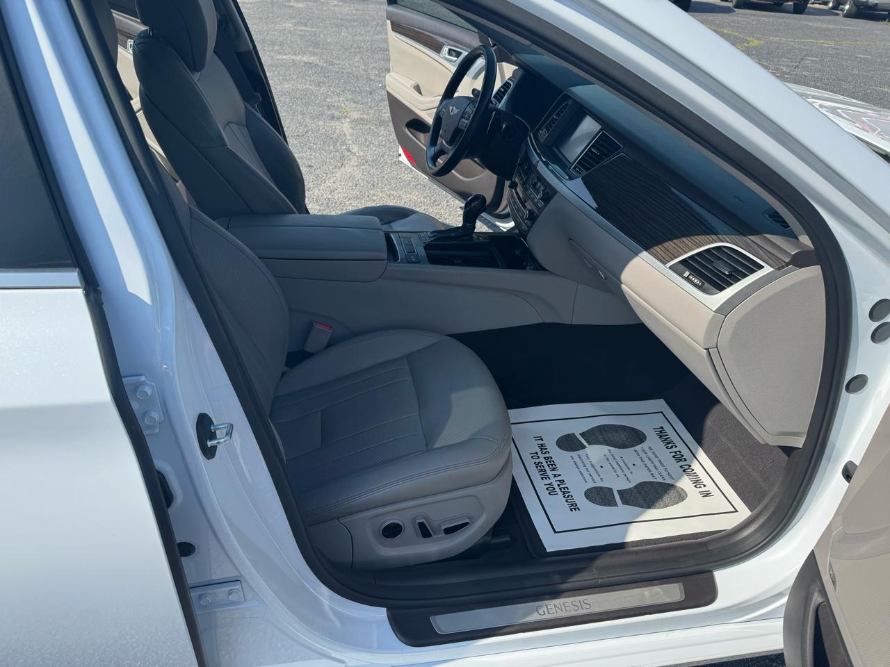 Hyundai Genesis 4dr Sdn V6 3.8L AWD 2015
